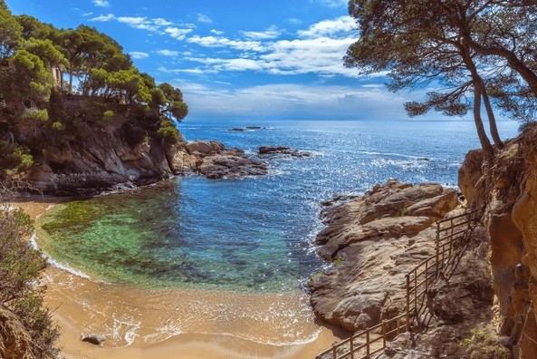 Vistas de las calas y las residencias de Playa Brava y su entorno en el Baix Empordà